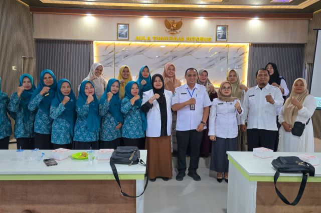 KABAG PERSIDANGAN DAN PER-UU SAMPAIKAN PEMBINAAN POLA ASUH ANAK DAN REMAJA DI AULA KANTOR DESA URUNG PANE KECAMATAN SETIA JANJI